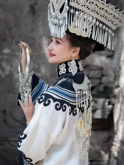 民族感爆棚的彝族写真