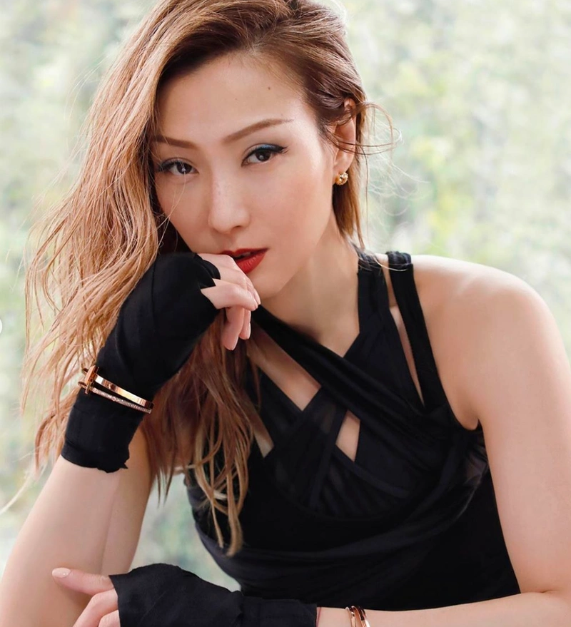 1/ 12 搜狐娱乐讯 6月22日,一组郑秀文的最新写真曝光.