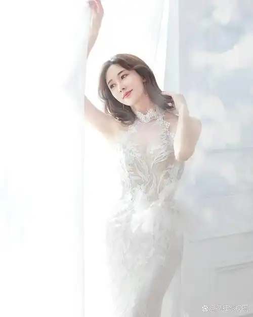 林志玲自从与日本男星akira结婚后,生活重心完全转移到了家庭上,相比