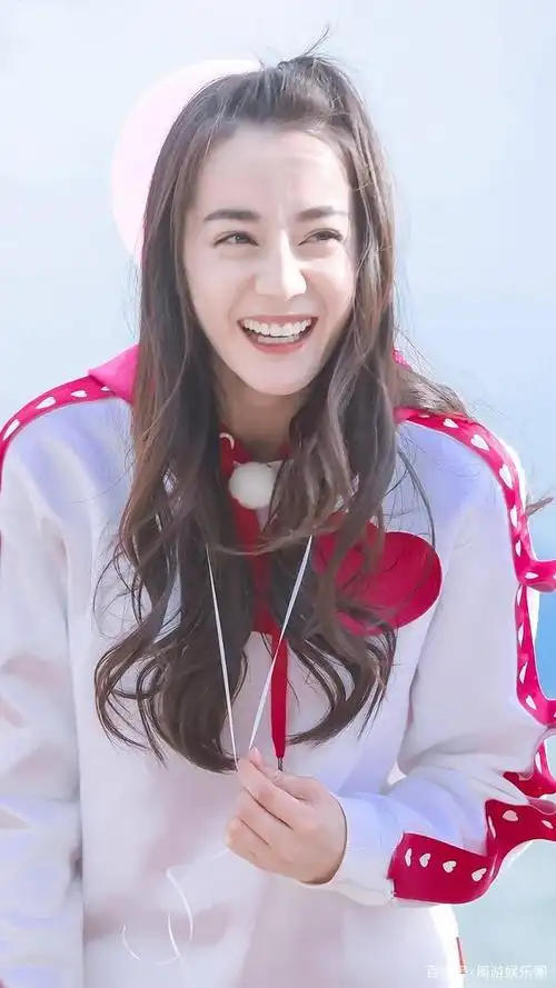 再次翻到迪丽热巴在《跑男》中的桃花妆,花钿妆直接笑喷了!救命