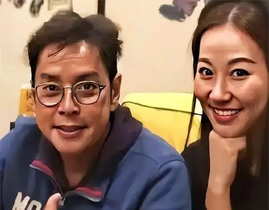 与老婆丁克,转身与粉丝生子,逼得正妻出家,如今谭咏麟风光不再