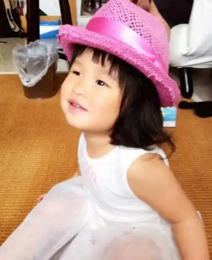 组图:张庭晒女儿上学新照 娇俏可爱似樱桃小丸子