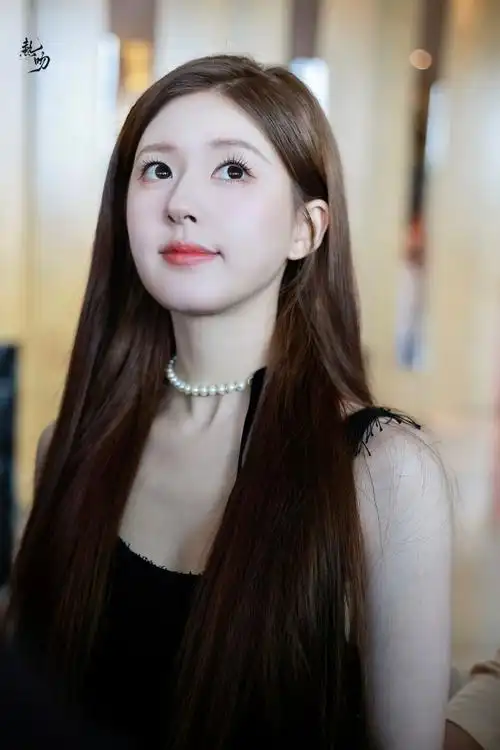 赵露思今日上班状态迷晕我了 这精致的五官丰盈的头发雪白的肌肤饱满