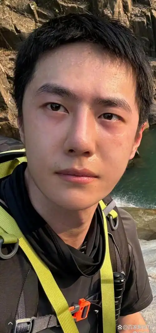 王一博的素颜自拍,直愣愣地呈现在眼前,却有着别样的魅力,没有华丽