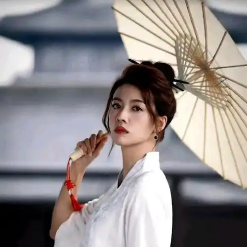 蔡思贝古装视频截图三你们有没有感觉蔡思贝在这张截图中的眼神有些