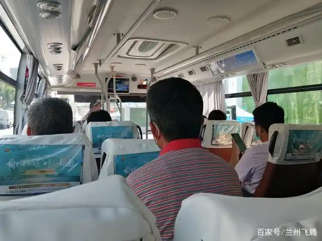 坐大巴车应该坐第几排