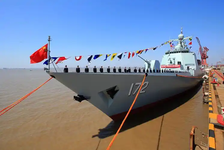 我国新型导弹驱逐舰昆明舰交付海军
