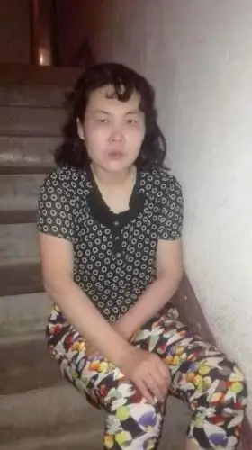 淄博:精神病女疑似受挫,楼道内徘徊被救助