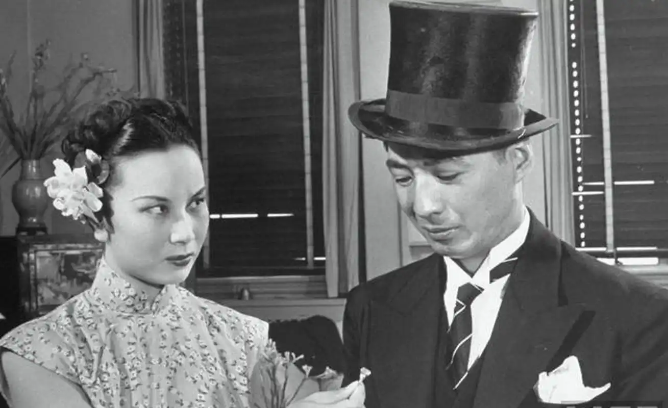 演员李丽华(左)和演员石挥在电影《假凤虚凰》中表演.1947年9月.