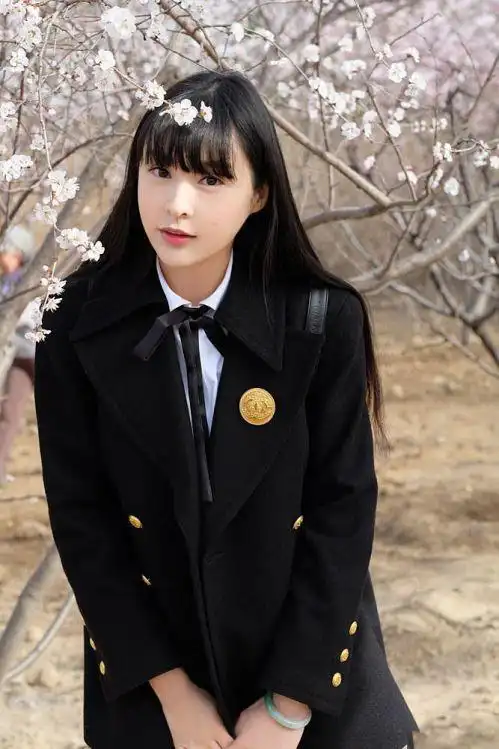 中戏校花林柯彤学生装樱花写真私照 黑发清纯"中国最美校花"