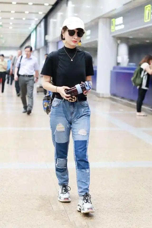 吴昕身穿黑色t恤搭配破洞补丁牛仔裤现身机场 特别的大气迷人