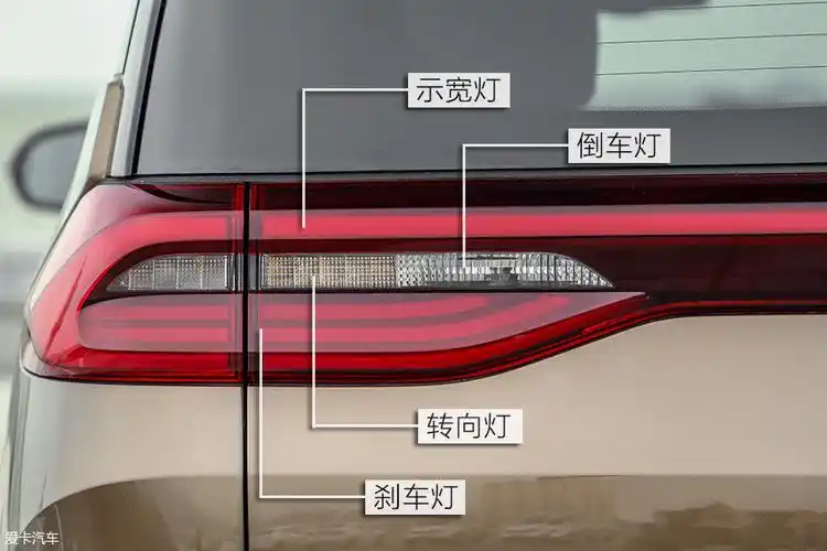 贯穿式尾灯的造型让gm6的车尾具有很好的辨识度,整个灯组的设计很时尚