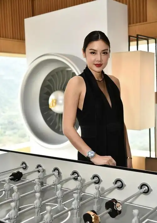 乐基儿与其他超模不一样,富态身材穿无袖连体裤,另有一番高级感