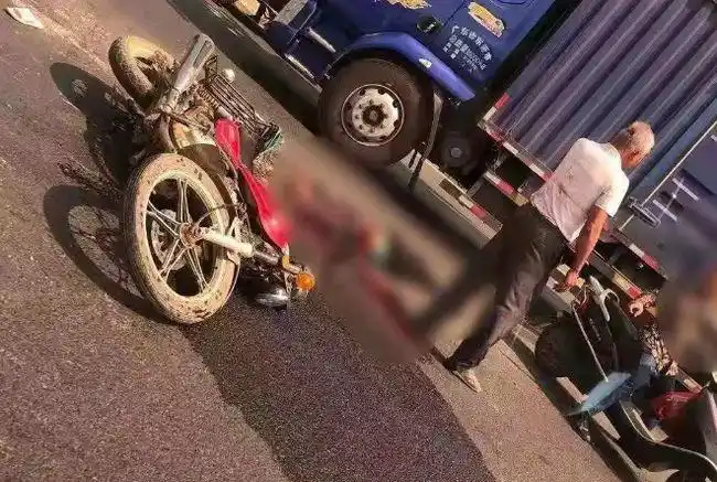 汕尾某路段车祸,2人当场