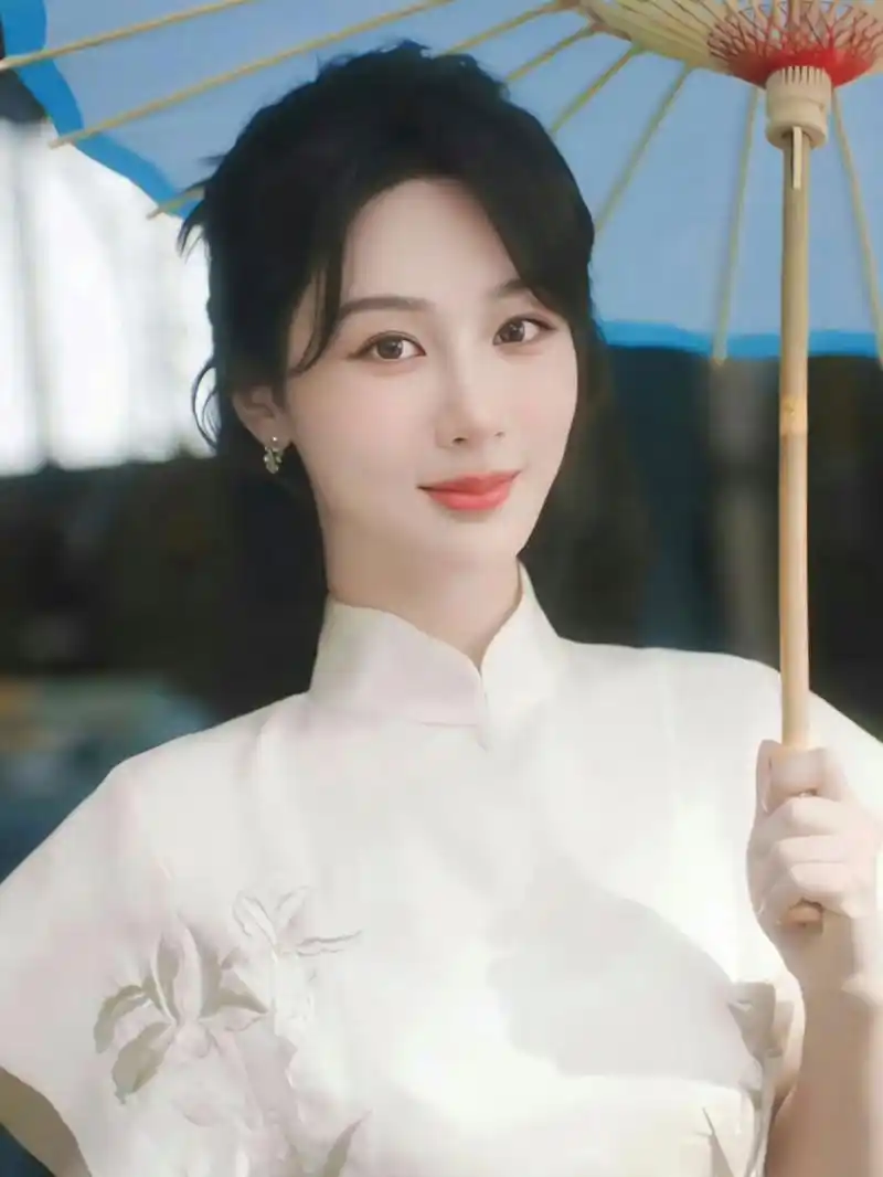 杨紫穿白色旗袍古风十足#助我上热门