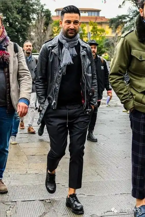 真男人,就应该有一件黑色皮衣!