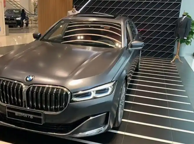 180万元买宝马750,赠十张油卡,车主对宝马大饼轮毂最满意