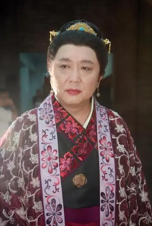 郭德纲扮女装自称母仪天下,看完造型笑哭,比于谦扮的还像