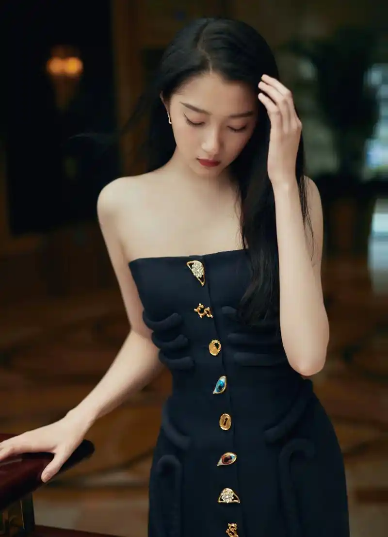 关晓彤穿黑金抹胸鱼骨裙冷艳性感长发飘散气场十足