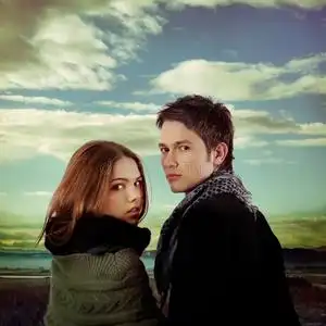 重逢两人在户外重逢戏剧性的天空摄影图