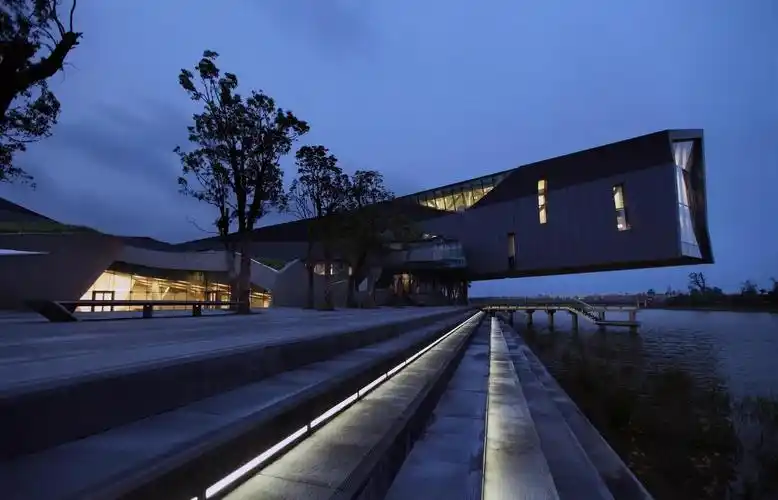 2018年,巨人网络在上海松江区完成了科技园区二期的建设,整个园区设计