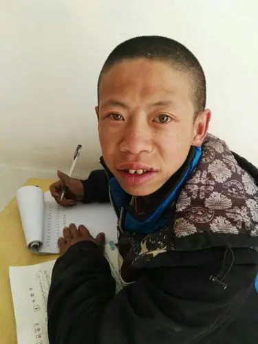 他叫梁晓江是兼场小学五年级学生,母亲是一位智障患者,由于家庭条件