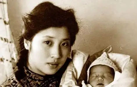 这是他的第四任妻子,张灵甫战死的时候,当时的王玉玲才19岁,自张灵甫