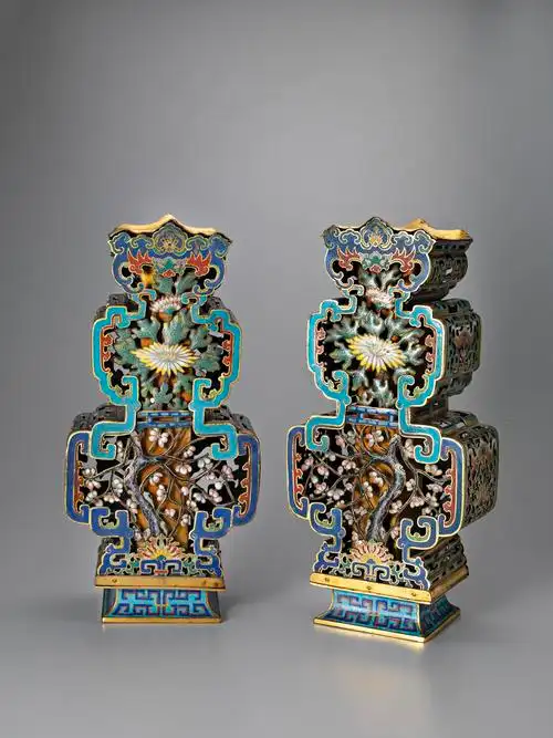 lot 187 清乾隆 镂雕花卉浮雕宫灯 (一对)