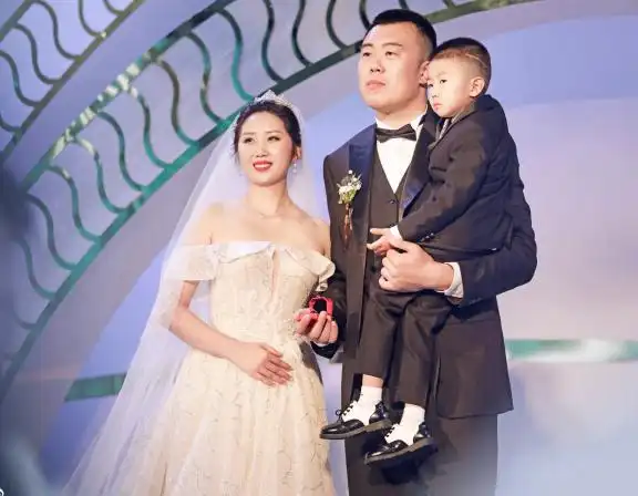 原创年薪500万韩德君不捐款被调侃6岁儿子身高公开妻子很神秘