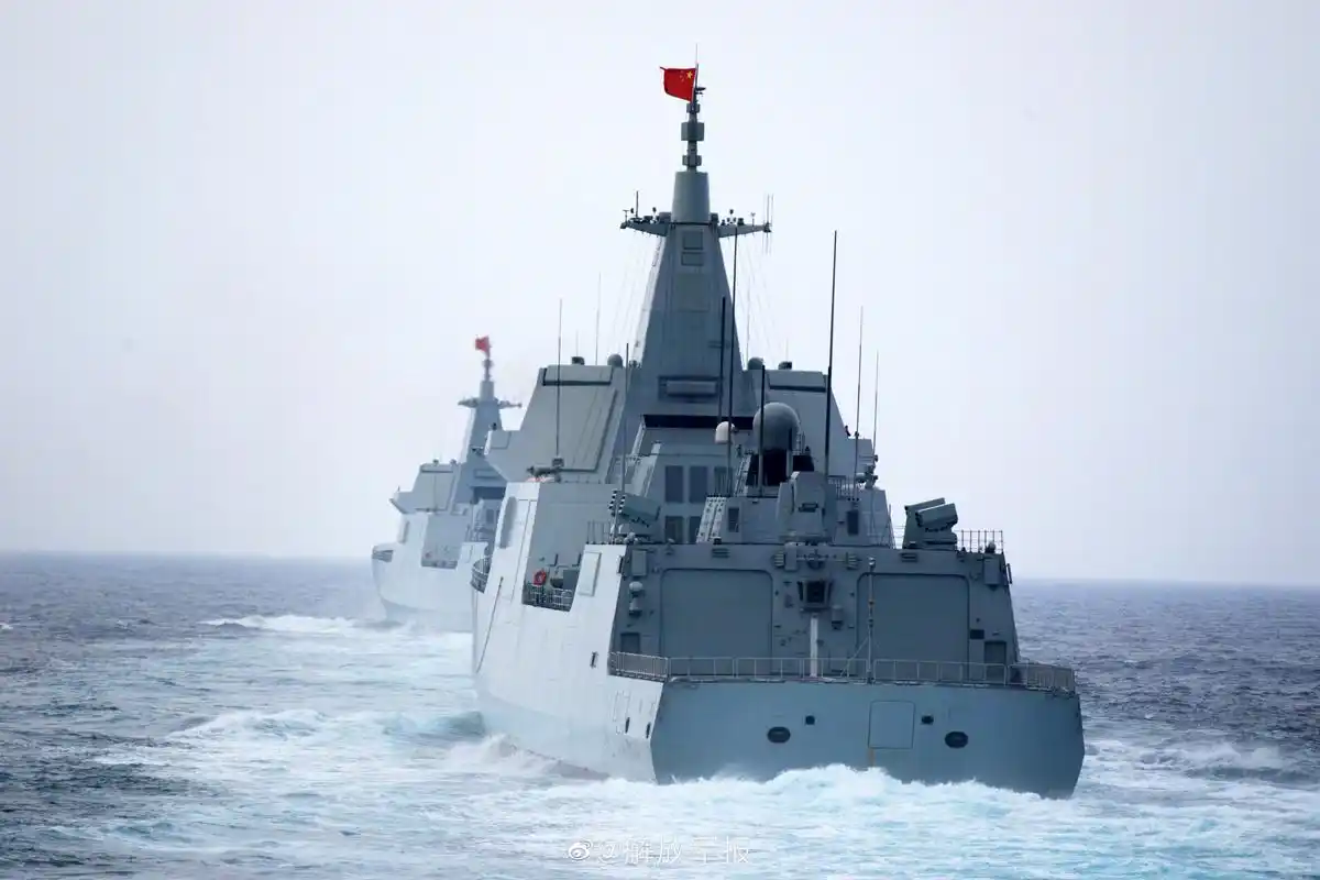 我国海军某部装备的两艘055型导弹驱逐舰,这个角度的军舰真霸气.