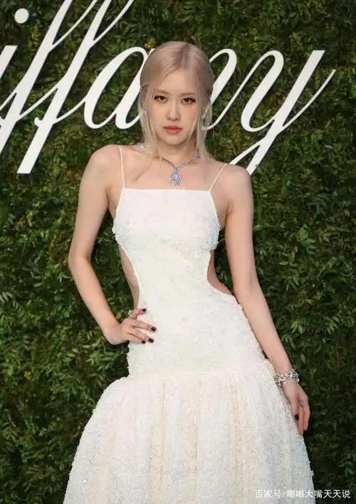 blackpink成员朴彩英ros,以一袭大胆设计的白色裙装,展现了自己苗条