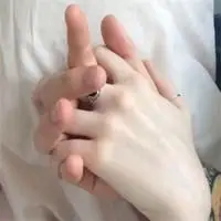 情侣手握在一起的图片手握手情侣头像一对两张点击鼠标右键下载
