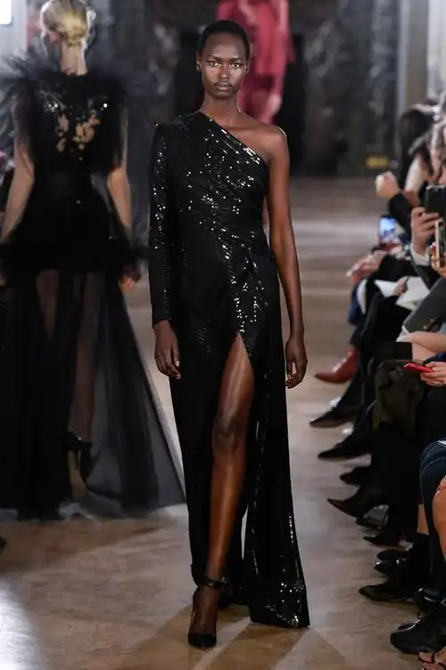 香奈儿服装,香奈儿服装官网旗舰店(可可·香奈儿的小黑裙诠释法式优雅