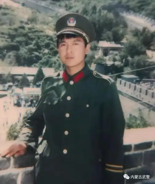 从1983年8月1日起,武警部队官兵陆续换着83式警服.
