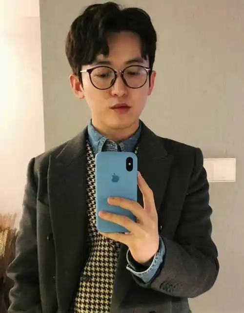 高颜值不输蔡徐坤,22岁就身兼要职_姚译添_条纹_样子