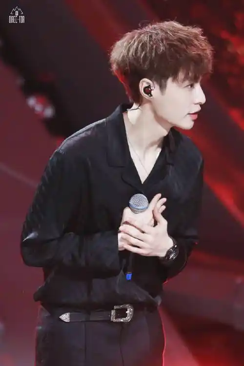 张艺兴[超话]#棕发锡纸烫搭配黑衬衫 这套造型 yyds