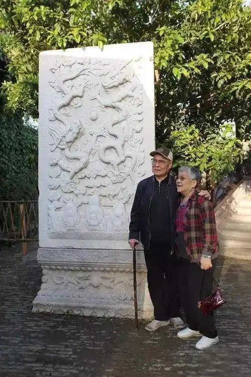 歌唱家刘秉义与初恋妻子经受炮火洗礼越老越爱家