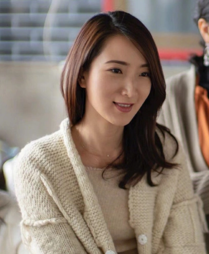 许婧与男友分离一个半月难掩思念深夜晒照感慨有人疼有人爱真好