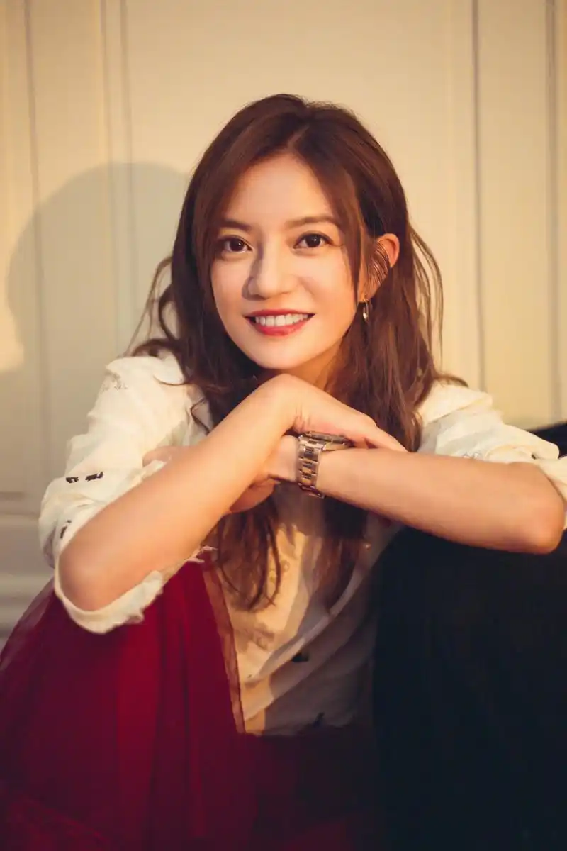 近日,赵薇 曝光一组时尚大片,白色衬衫配酒红色长裙,造型简单干练又不