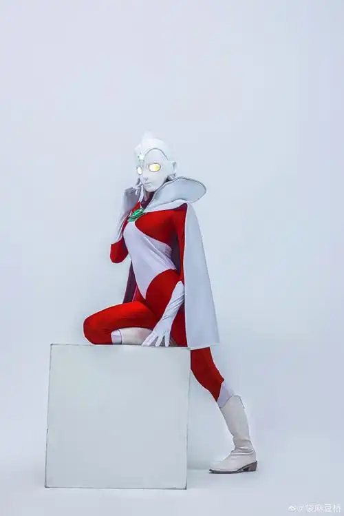 艾米亚奥特曼皮套写真!