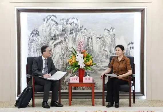 贺荣会见香港律政司司长林定国