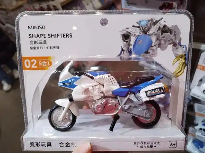 名创优品合金变形车