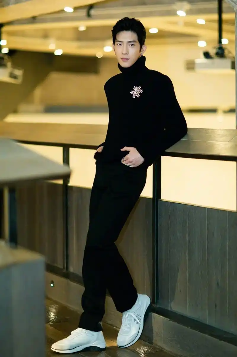 井柏然身穿黑色高领毛衣,无需夸张堆砌巧搭雪花胸针,轻松驾驭简约的