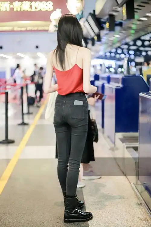 奚梦瑶穿大红吊带衫配高腰牛仔裤秀大长腿墨镜遮面超模气场全开