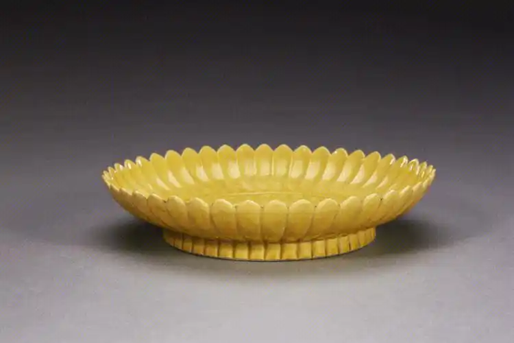 故宫博物院藏清代黄釉瓷器有11.8万余件,依然以碗和盘为主.