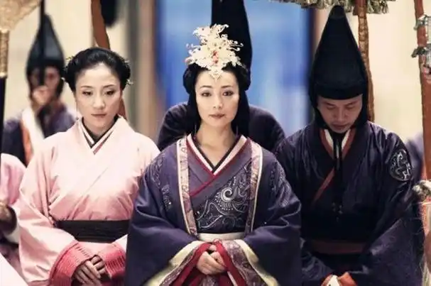 一天,吕雉正在自己的寝宫,帮前少帝刘恭做衣服,突然,宫女慌张来报:"