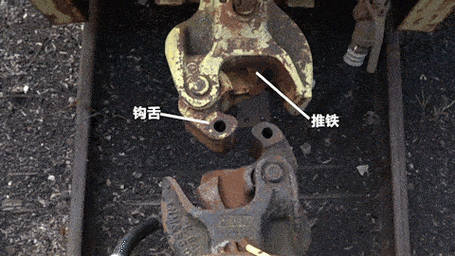 火车车厢如何相连?百年前的发明沿用至今,詹式车钩如何工作?