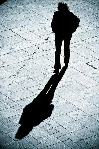 女性,仅一个女性,仅一个人,阴影,服装,光线,包,瓷砖,地砖,书包,影子