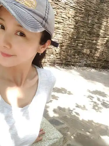 片场被制片殴打,活动裙子被踩险走光,40岁孙菲菲晒近照整容过度