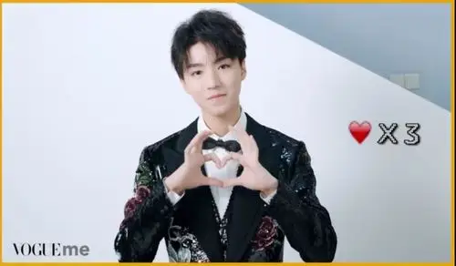 tfboys好甜啊王俊凯花式比心却和王源千玺撞同款秀恩爱呢